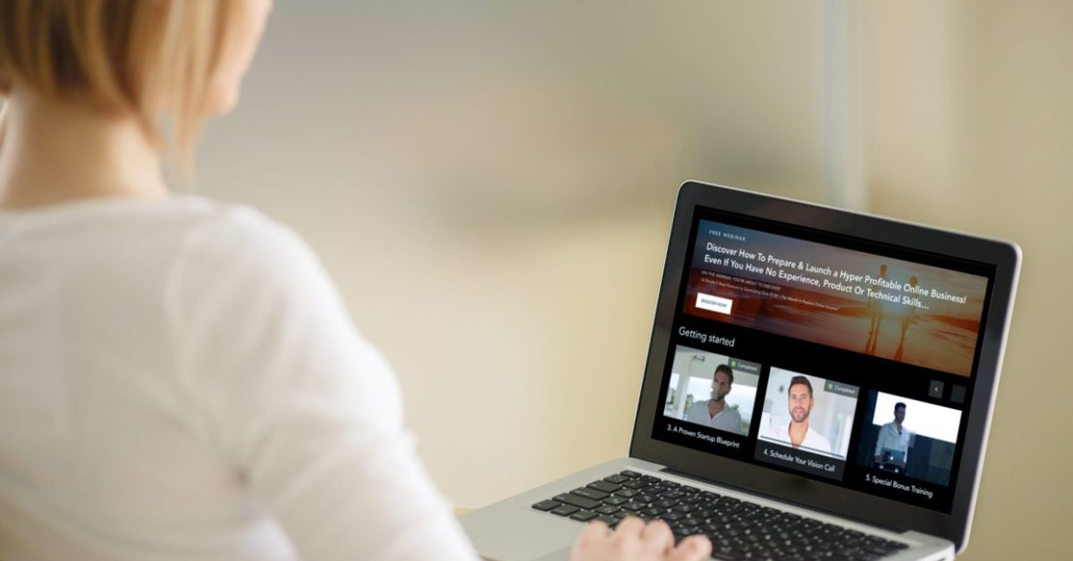 Tjej tittar på workshop serie